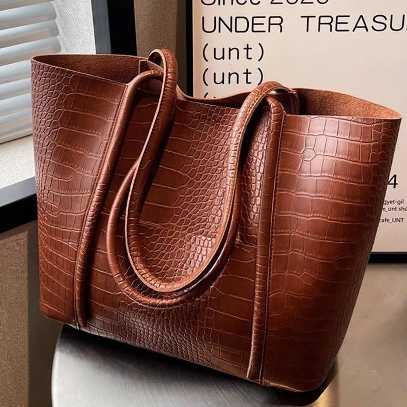 Iversen™ Betina | Sac à épaule vintage en cuir brun avec imprimé crocodile